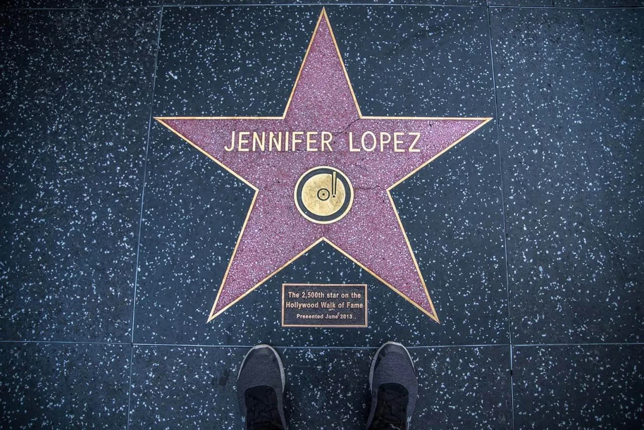 Poznaj dokładną liczbę gwiazd w alei hollywood: aktualne statystyki 2025